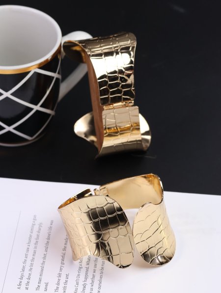 إسوارة عريضه كواليتي عالي.