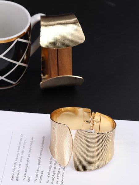 إسوارة عريضه كواليتي عالي.