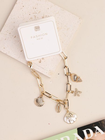 إسوارة جنزير مع تشارمز.