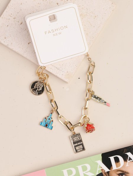 إسوارة جنزير مع تشارمز.