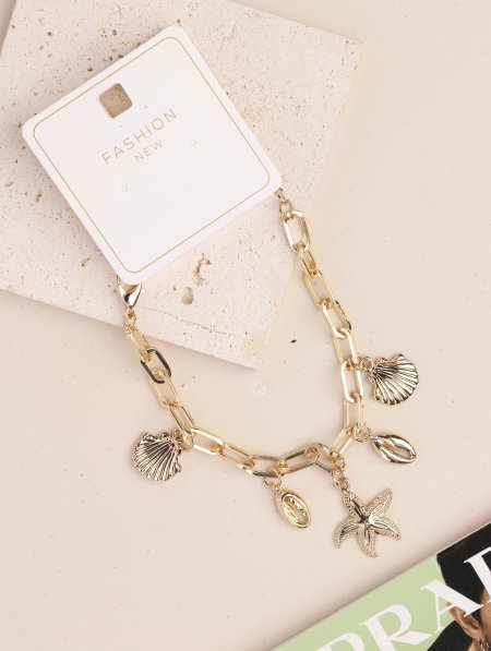 إسوارة جنزير مع تشارمز.