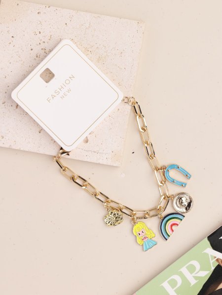 إسوارة جنزير مع تشارمز.