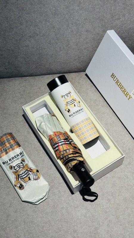 بكج مطره حراريه مع شمسيه من BURBERRY.