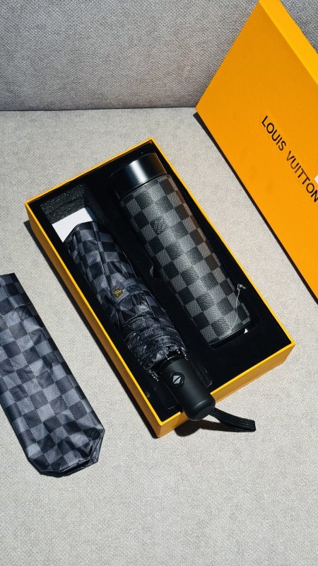 بكج مطره حراريه وشمسيه من LOUIS VUITTON.