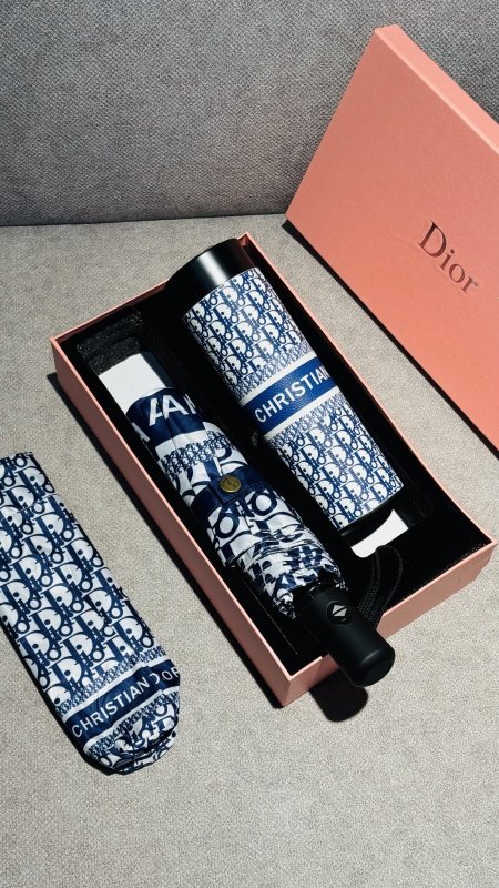 بكج مطره حراريه مع شمسيه من DIOR.