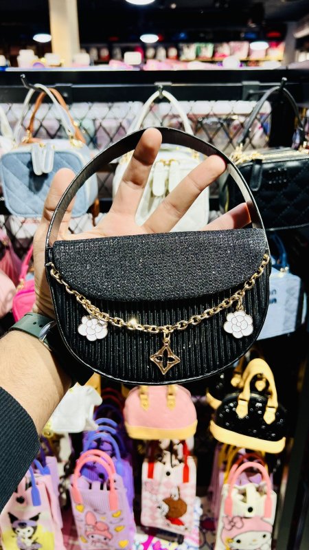 دزينه ١٢ حبه مميزه من شنط الأطفال.