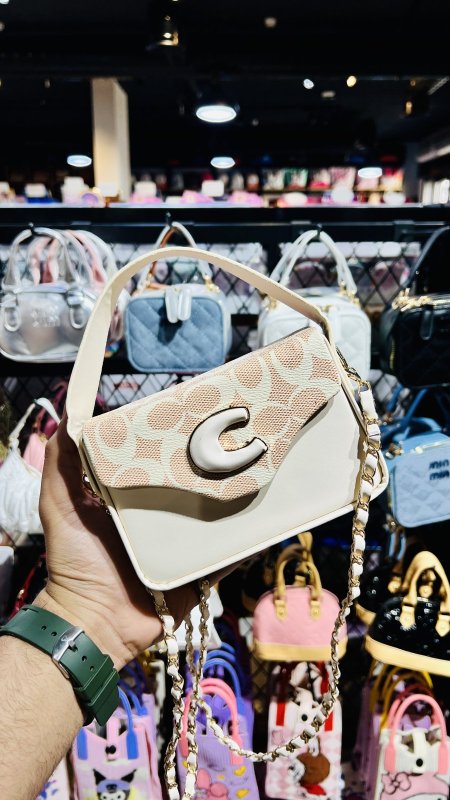 دزينه ١٢ حبه مميزه من شنط الأطفال.