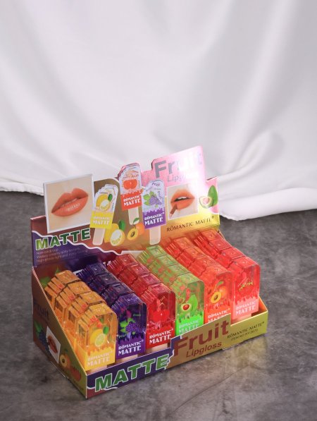 ستاند LIP GLOSS بطعم الفواكه.