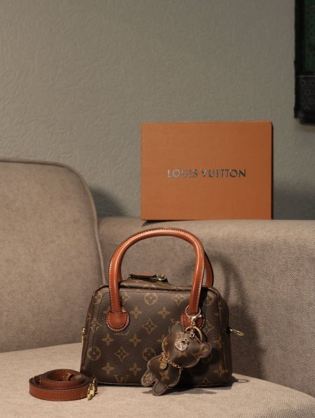 شنطة LOUIS VUITTON /  مرفقة بعلبة.