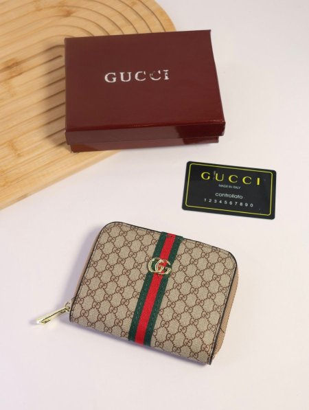 جزدان GUCCI / مرفق بعلبة.