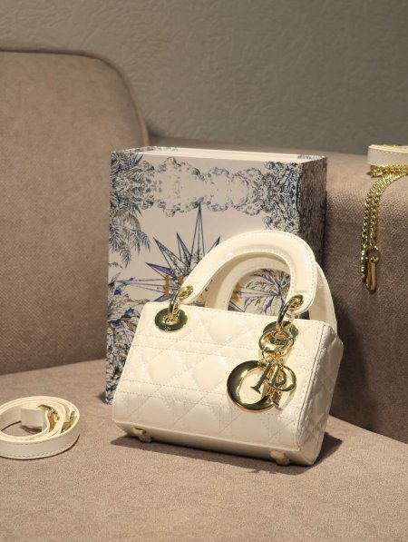 شنطة DIOR/ مرفقة بعلبة.