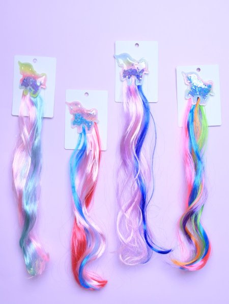 دزينة وصلات شعر ملونة للأطفال.