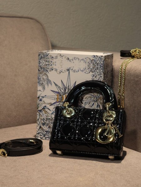 شنطة DIOR / مرفقة بعلبة.