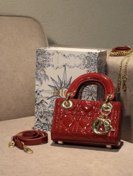 شنطة DIOR / مرفقة بعلبة.