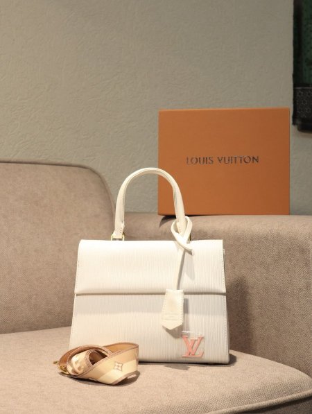 شنطة LOUIS VUITTION / مرفقة بعلبة.