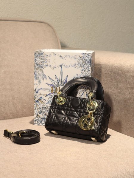 شنطة DIOR/ مرفقة بعلبة.
