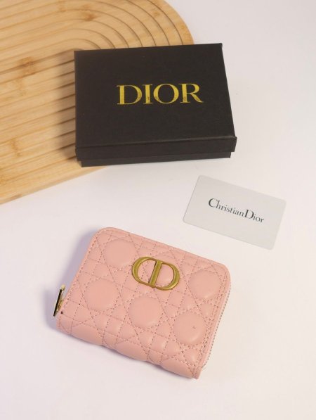 جزدان DIOR / مرفق بعلبة.
