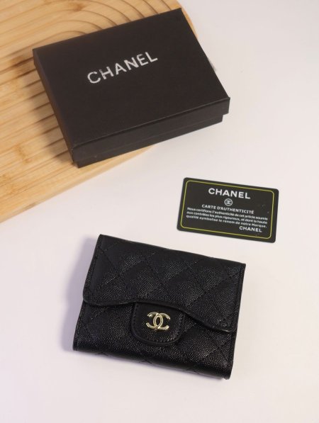 جزدان CHANEL / مرفق بعلبة.