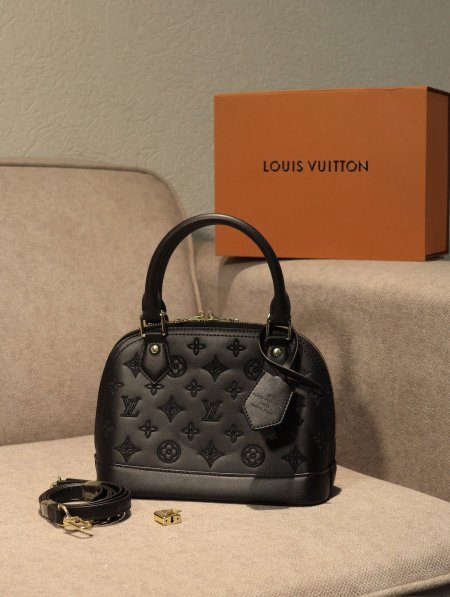 شنطة LOUIS VUITTION / مرفقة بعلبة.