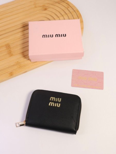 جزدان MIU MIU / مرفق بعلبة.