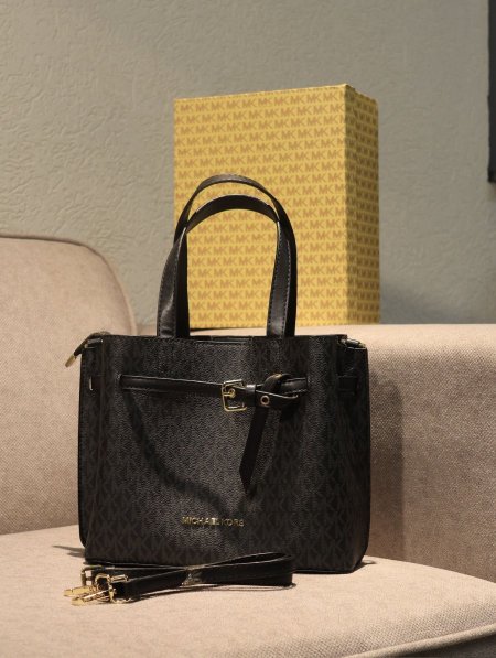 شنطة MICHAEL KORS / مرفقة بعلبة.