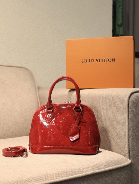 شنطة LOUIS VUITTION/ مرفقة بعلبة.