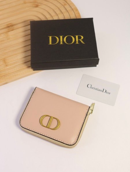 جزدان DIOR  / مرفق بعلبة.