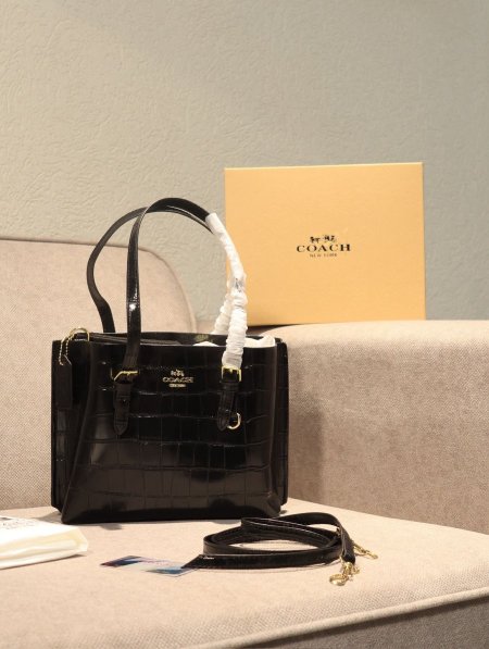 شنطة COACH / مرفقة بعلبة.