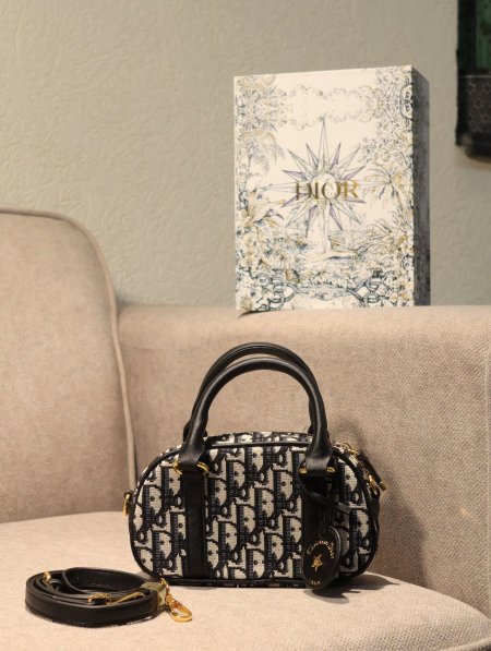 شنطة DIOR/ مرفقة بعلبة.
