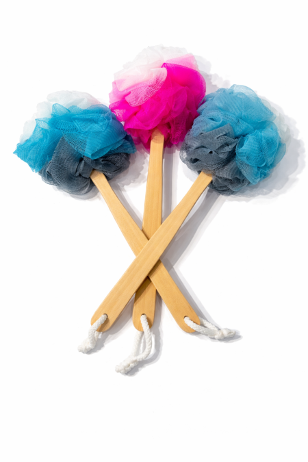 ليفة استحمام بيد خشبية.