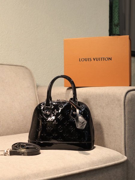 شنطة LOUIS VUITTON/ مرفقة بعلبة.