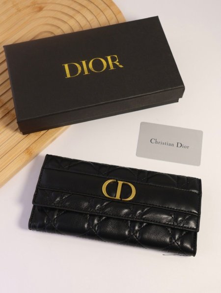 جزدان DIOR / مرفق بعلبة.