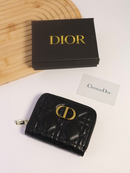 جزدان DIOR / مرفق بعلبة.