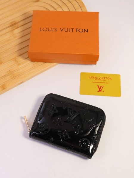 جزدان LOUIS VUITTON / مرفق بعلبة.