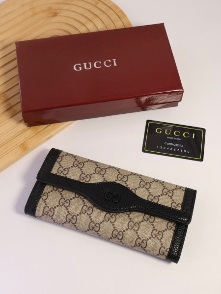 جزدان GUCCI / مرفق بعلبة.