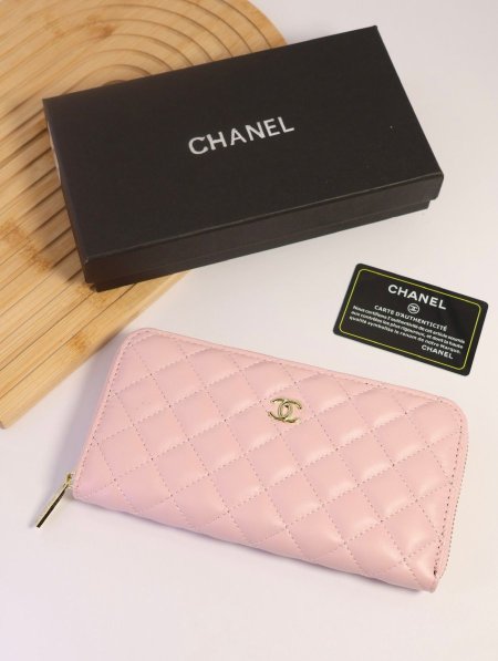 جزدان CHANEL/ مرفق بعلبة.