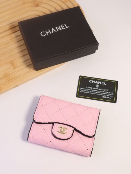 جزدان CHANEL / مرفق بعلبة.
