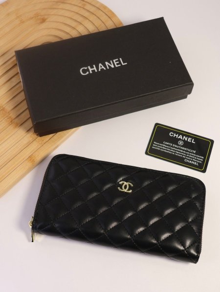 جزدان CHANEL / مرفق بعلبة.
