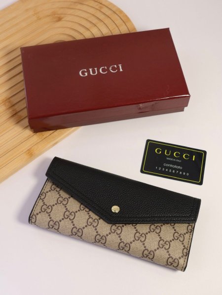جزدان GUCCI / مرفق بعلبة.