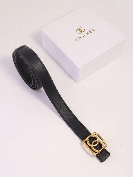 قشط CHANEL جلد كواليتي عالي / مرفق بعلبة.