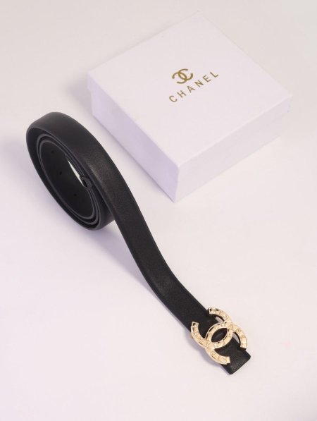 قشط CHANEL جلد كواليتي عالي / مرفق بعلبة.