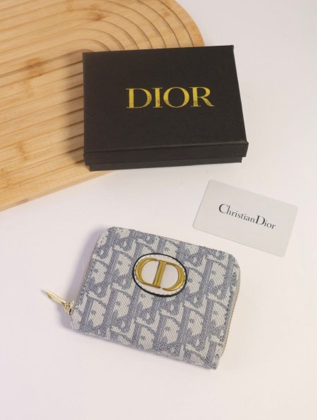 جزدان DIOR / مرفق بعلبة.