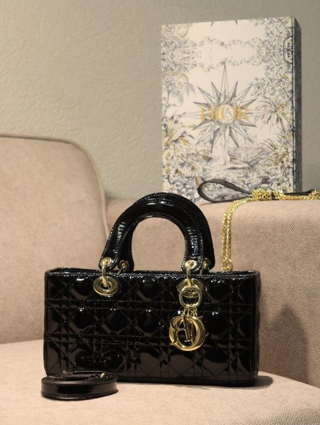 شنطة  DIOR/ مرفقة بعلبة.
