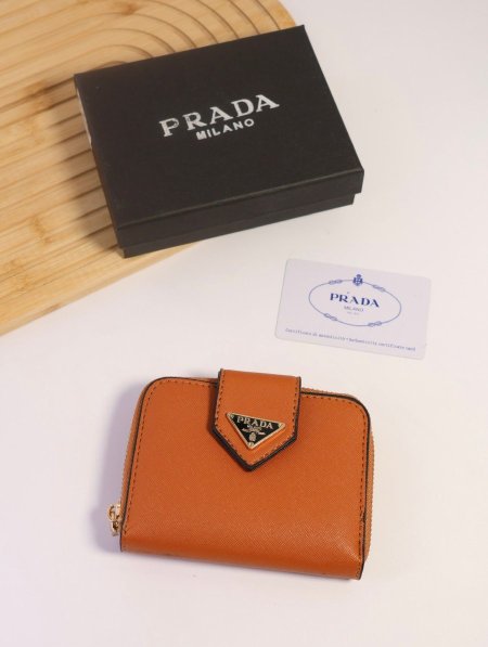 جزدان PRADA / مرفق بعلبة.