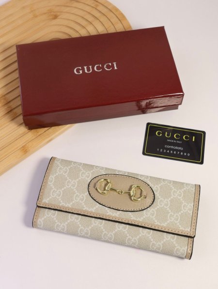 جزدان GUCCI / مرفق بعلبة.