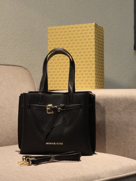 شنطة MICHAEL KORS / مرفقة بعلبة.