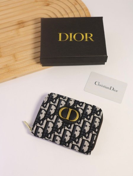 جزدان DIOR / مرفق بعلبة.