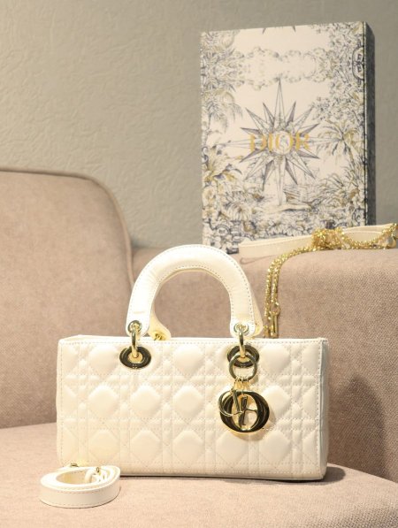 شنطة DIOR/ مرفقة بعلبة.