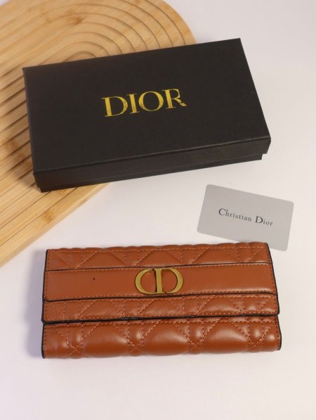 جزدان DIOR / مرفق بعلبة.