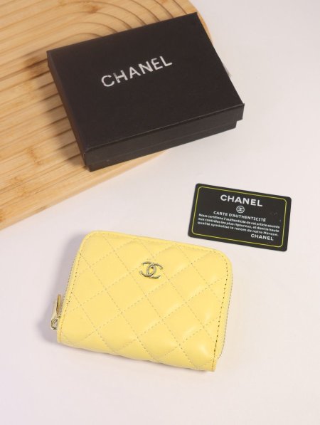 جزدان CHANEL / مرفق بعلبة.
